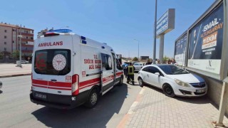 Karamanda kontrolden çıkan otomobil aydınlatma direğine çarptı