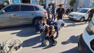 Karamanda motosiklet kadına çarptı, hem sürücü hem yaya yaralandı