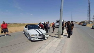 Karamanda otomobil aydınlatma direğine çarptı: 1 yaralı