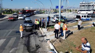 Karamanda otomobil ile VİP minibüs çarpıştı: 6sı Rus, 8 yaralı