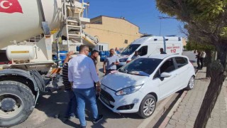 Karamanda otomobilin beton mikserine çarptığı kaza kamerada: 1 yaralı