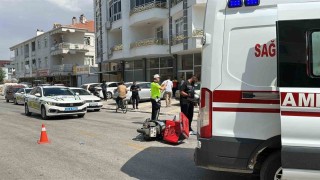 Karamanda otomobille çarpışan motokurye yaralandı