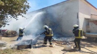 Karamanda tahtaların tutuşması sonucu çıkan yangında alevler çatıya sıçradı