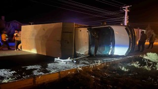 Karapınarda kamyonet ile otomobil çarpıştı: 2 yaralı