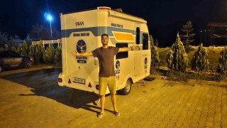 Karavanıyla Türkiyeyi gezen gezgin Van Gölü sahillerine ulaştı