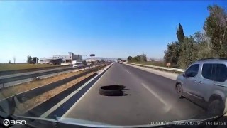Karayoluna atılan kamyon lastiği kazaya sebep oldu, sürücü isyan etti