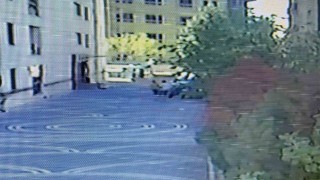 Karısı tarafından iki yerinden bıçaklandı: Yaralı kocanın tepki dahi vermediği dehşet anı kamerada