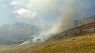 Kars Kalesinin eteklerinde korkutan anız yangını