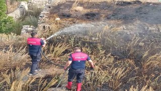Karsta anız yangını kısa sürede söndürüldü