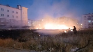 Karsta anız yangını korkuttu