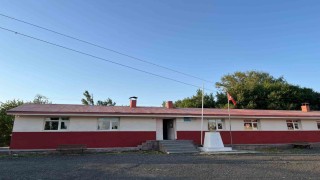 Karsta hayırsever iş insanı köy okulunu boyattı