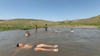 Karsta termometreler 34 dereceyi gördü: Çocuklar dere sularında serinledi