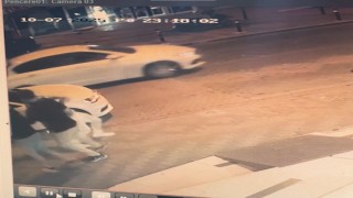 Kartalda kaldırımda yürüyen adama yumrukla saldırdılar