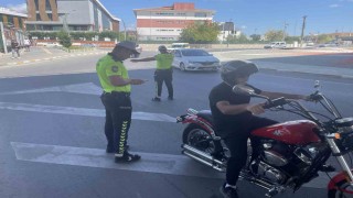 Kask takmayan 4 sürücüye: 3 bin 972 lira ceza