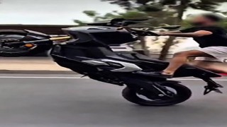 Kasksız ve akrobatik hareketler yapan motosiklet sürücüsüne ceza yağdı