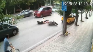 Kasksız yolcu taşıyan sürücü motosikleti yere yatırdı