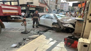 Kastamonuda çarpışan otomobiller iş yerlerine çarparak durabildi: 1 yaralı