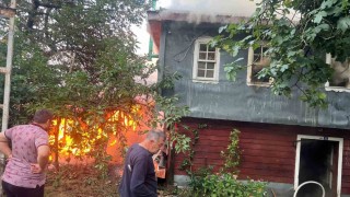 Kastamonuda çıkan yangında ev ve samanlık küle döndü