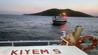 Katrancı Adası önlerinde sürüklenen tekne kurtarıldı