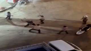 Kavga ettiği şahsa nacak ile saldırdı: O anlar kamerada