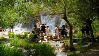 Kavurucu sıcaklarda Girlevik Şelalesinde serinliyorlar