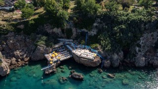 Kavurucu sıcaklardan kaçanların rotası Muratpaşa Falez Plajları oldu