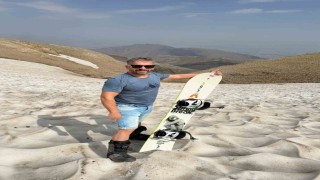 Kavurucu sıcakların yaşandığı Ağustos ayında karda kayak keyfi yaşadılar