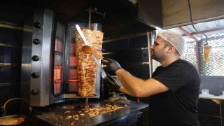 Kavurucu sıcakta 2 bin TL yevmiyeye döner ustasının zorlu mesaisi