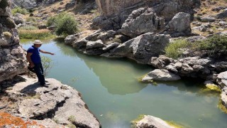 Kayaların arasında oluştu, manzarasıyla büyülüyor