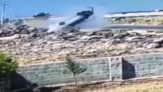 Kayalıklara çarpan otomobilin devrilme anı kamerada