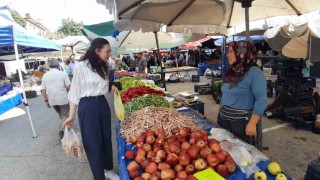 Kaymakam pazar alışverişine çıktı, vatandaşla yakından ilgilendi