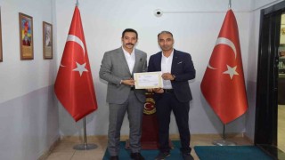 Kaymakam Uzundan yavru kediyi kurtarıp annesine kavuşturan öğretmene başarı belgesi