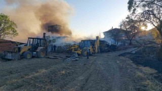 Kaynak makinesinden çıkan yangında ev, araç ve ahır yandı, 3 buzağı telef oldu