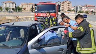 Kaza sonrası araçtan çıkamayan yaşlı kadını itfaiye kurtardı: 3 yaralı