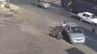 Kazada motosiklet sürücüsü çarpıştığı otomobilin kapısına tutunup sonra yere düştü