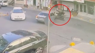 Kazada motosikletten fırlayan sürücü kameraya yansıdı