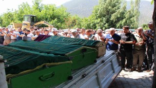 Kazada ölen anne, böbreğini verdiği oğlu ve kızı son yolculuğuna uğurlandı