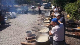 Kazanlar imece usulü keşkek ve aşure şöleni için kaynadı