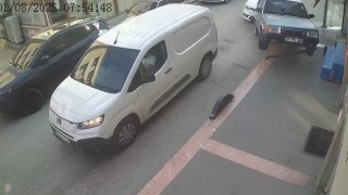 Kazaya karışan iki araç savrularak iş yerlerinin duvarına çarptı: 1 yaralı