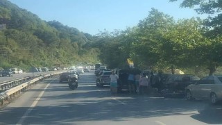 Kdz Ereğli plajlar mevkiinde kara yoluna araçlarını park ettiler