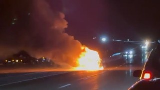 Kendiliğinden yanan araç alev topuna döndü