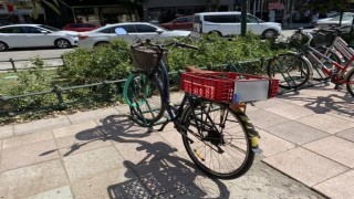 Kent merkezinde ilginç görüntü: Bisiklete araç plakası taktı