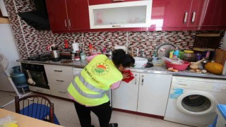 Kepez Belediyesi yürüme zorluğu yaşayan kadının evini temizledi