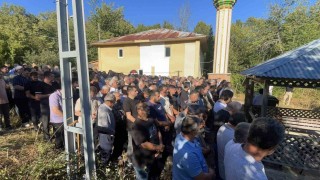 Kestiği ağacın altında kalarak kalp krizi geçiren işçi toprağa verildi