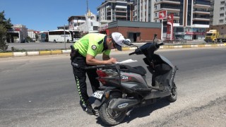 Kiliste otomobil motosiklete çarptı: 2 yaralı