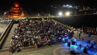 Kirazlıderede cuma akşamları müzik ziyafeti yaşanıyor