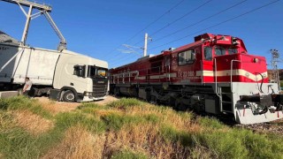 Kırıkkalede hemzemin geçitte yük treni tıra çarptı