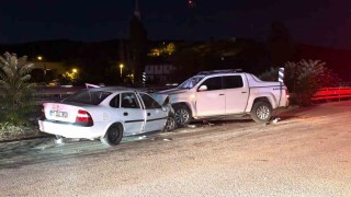 Kırıkkalede otomobil ile kamyonet kafa kafaya çarpıştı: 3 yaralı