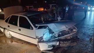Kırıkkalede otomobiller kafa kafaya çarpıştı: 3 yaralı