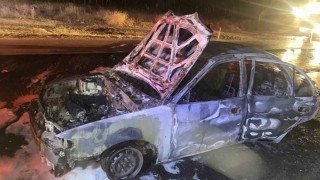 Kırıkkalede seyir halindeki araç alev alev yandı: 2 yaralı